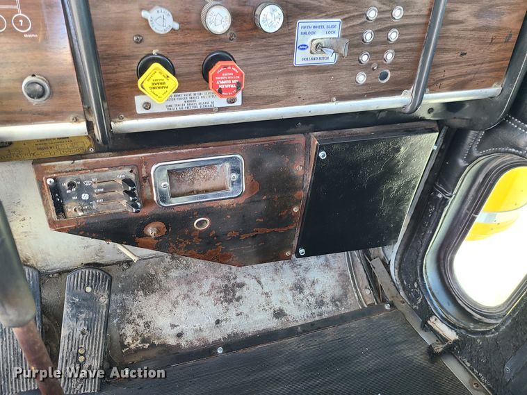 image for item JG9246 1984 Peterbilt 359  semi truck