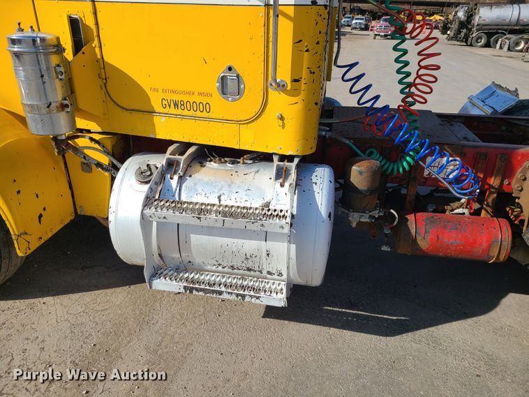 image for item JG9246 1984 Peterbilt 359  semi truck