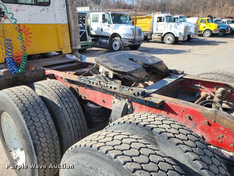 image for item JG9246 1984 Peterbilt 359  semi truck