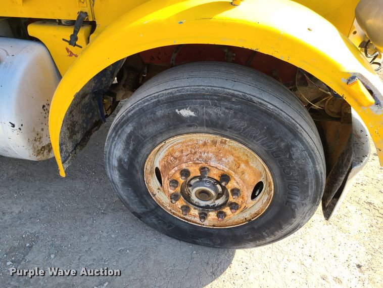 image for item JG9246 1984 Peterbilt 359  semi truck