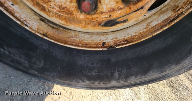 image for item JG9246 1984 Peterbilt 359  semi truck