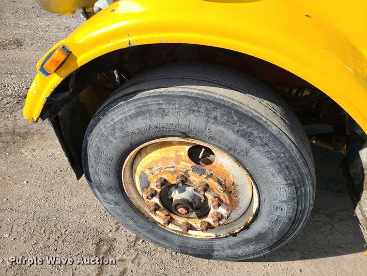 image for item JG9246 1984 Peterbilt 359  semi truck