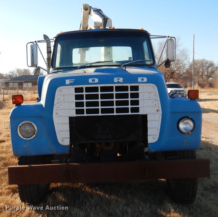 image for item JJ9693 1981 Ford L8000  crane truck