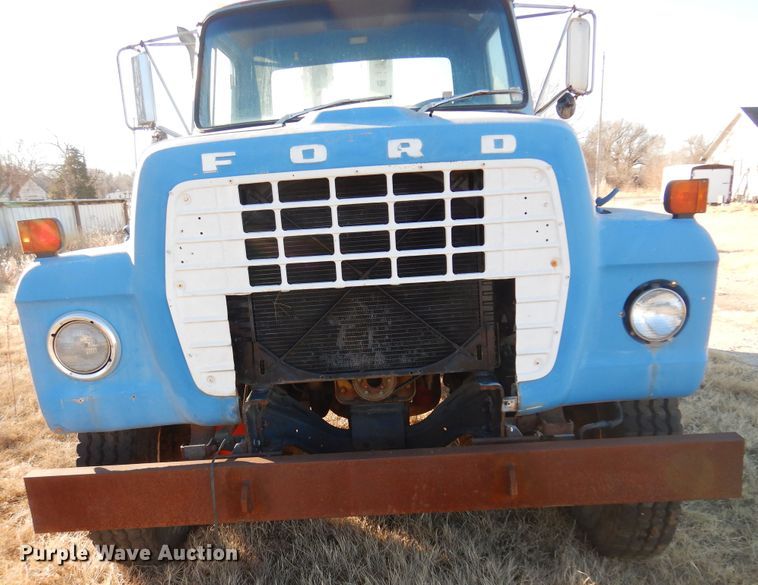 image for item JJ9693 1981 Ford L8000  crane truck