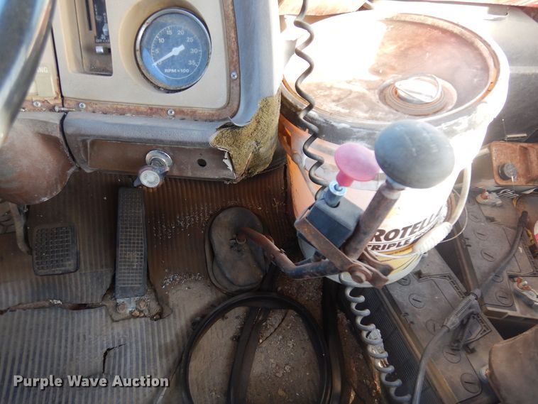 image for item JJ9693 1981 Ford L8000  crane truck