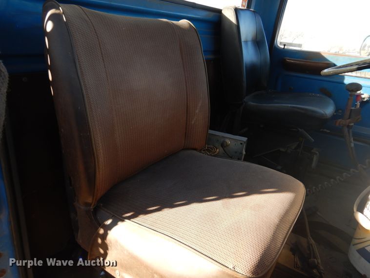 image for item JJ9693 1981 Ford L8000  crane truck