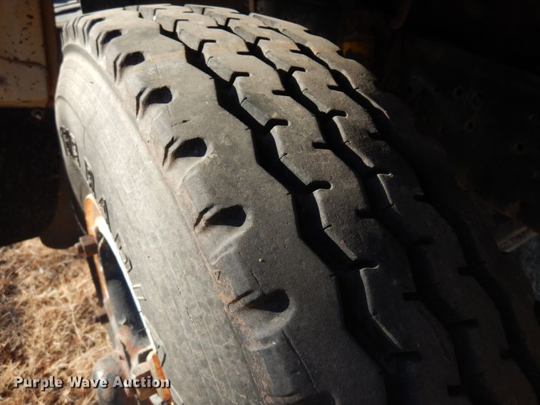 image for item JJ9693 1981 Ford L8000  crane truck