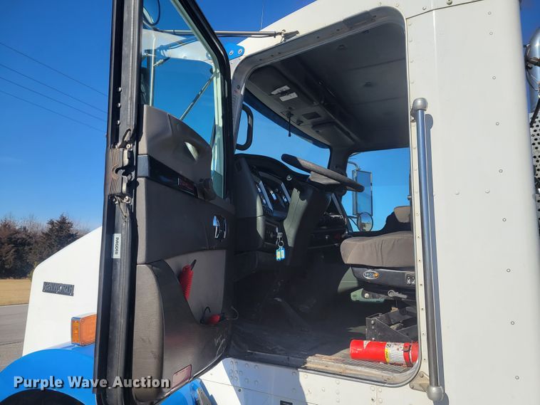 image for item KH9807 2012 Kenworth T800  semi truck