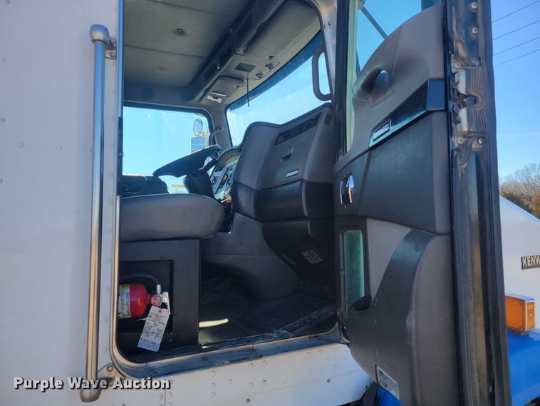 image for item KH9807 2012 Kenworth T800  semi truck