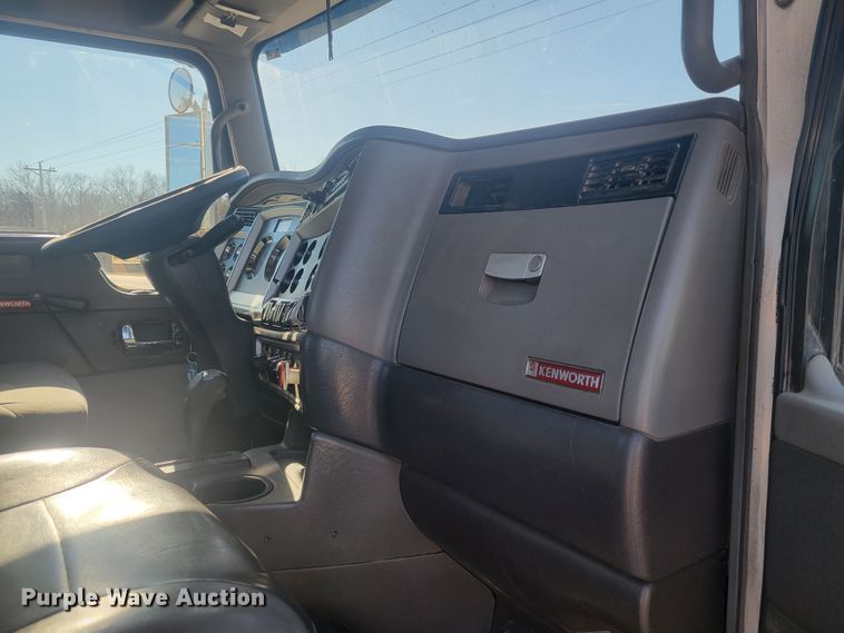 image for item KH9807 2012 Kenworth T800  semi truck