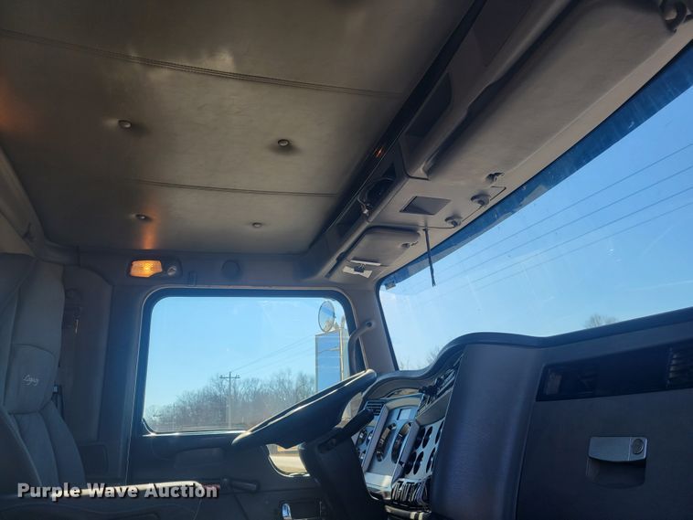 image for item KH9807 2012 Kenworth T800  semi truck