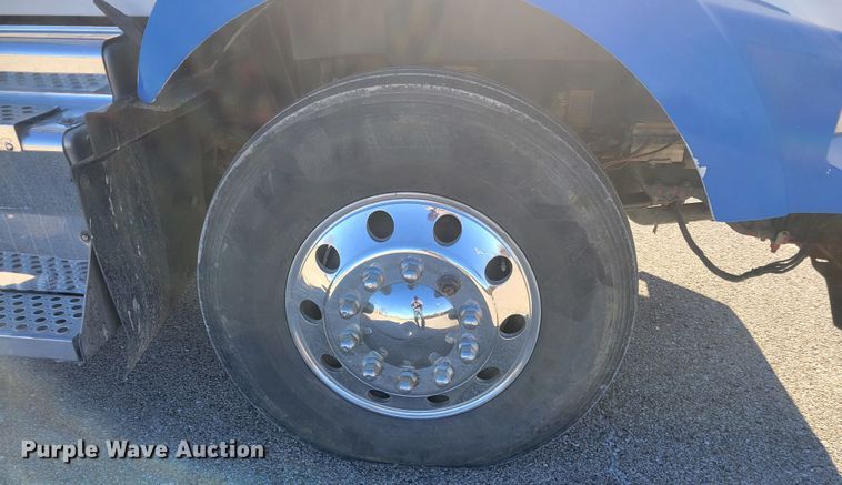 image for item KH9807 2012 Kenworth T800  semi truck