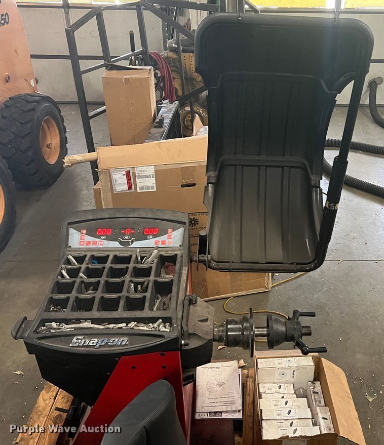 image for item DH8176 Snap-on EEWB304D  tire balancer