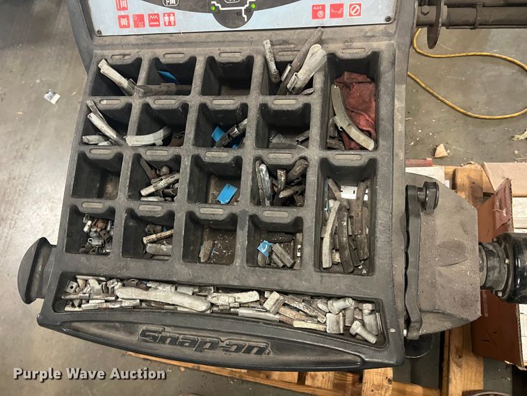 image for item DH8176 Snap-on EEWB304D  tire balancer