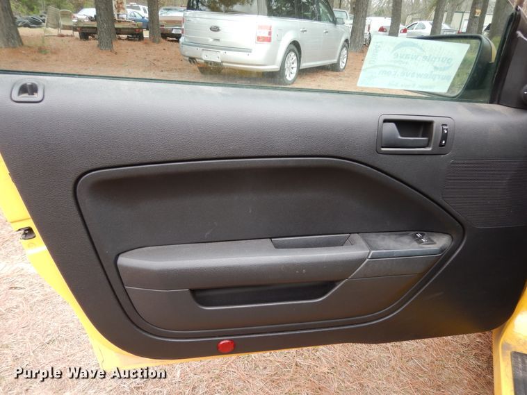 image for item DI8647 2005 Ford Mustang