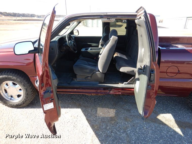 image for item HN9788 2003 GMC Sierra 1500  Ext. Cab pickup truck