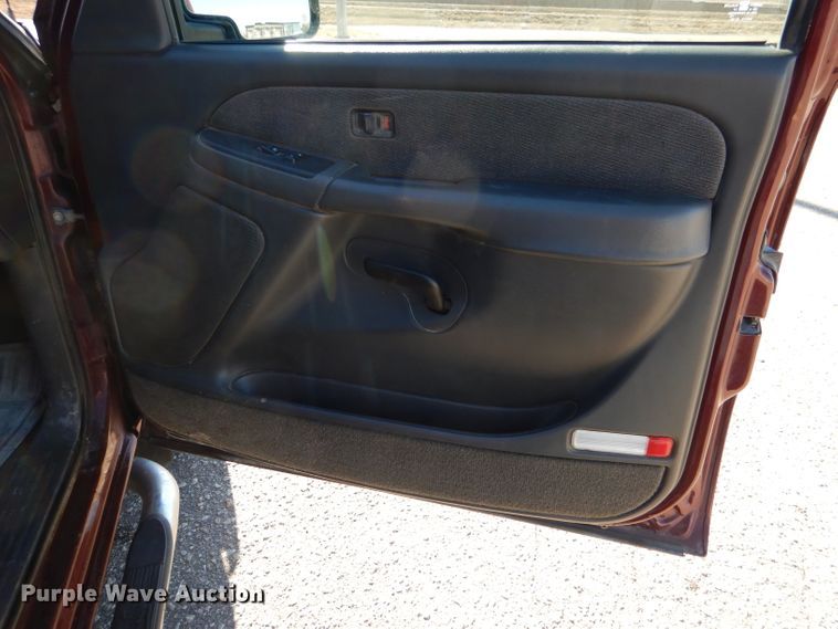 image for item HN9788 2003 GMC Sierra 1500  Ext. Cab pickup truck