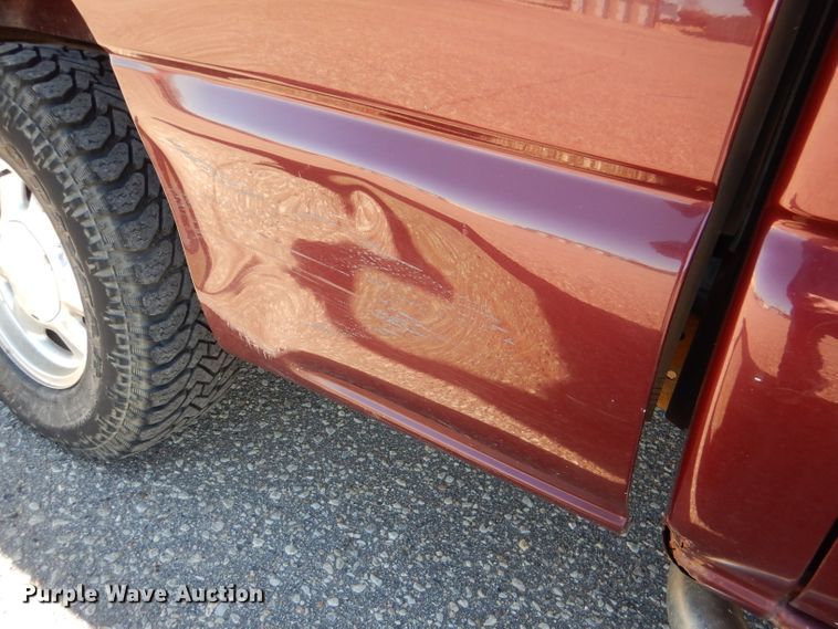 image for item HN9788 2003 GMC Sierra 1500  Ext. Cab pickup truck