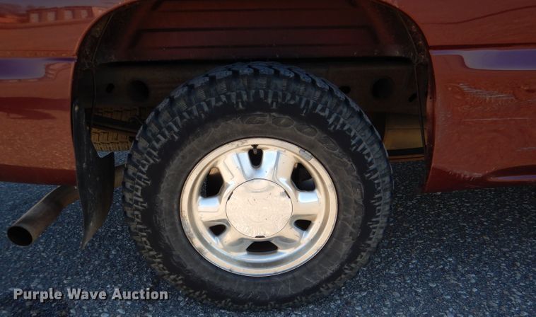 image for item HN9788 2003 GMC Sierra 1500  Ext. Cab pickup truck