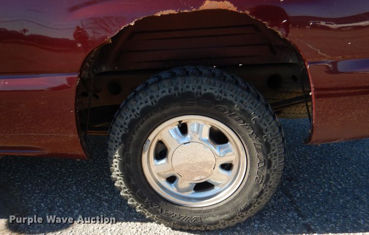 image for item HN9788 2003 GMC Sierra 1500  Ext. Cab pickup truck