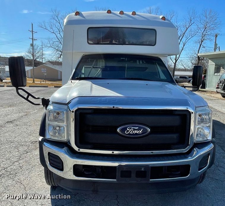 image for item IF9280 2015 Ford F550 Super Duty  shuttle bus