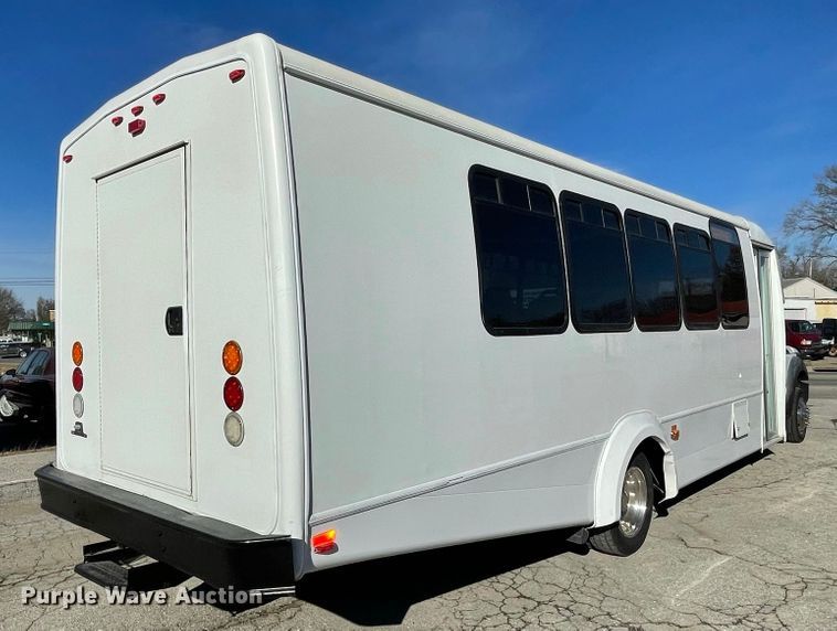 image for item IF9280 2015 Ford F550 Super Duty  shuttle bus