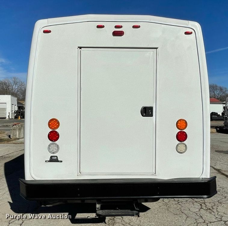 image for item IF9280 2015 Ford F550 Super Duty  shuttle bus