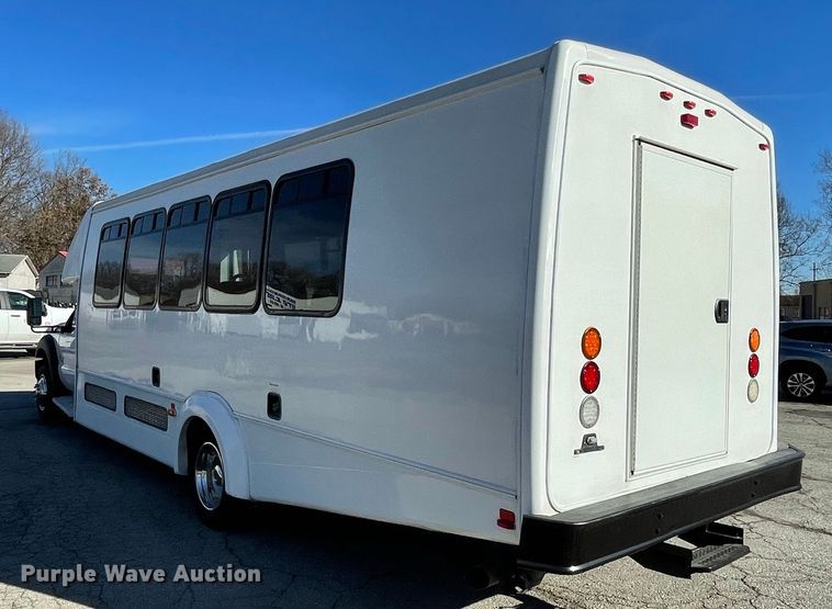 image for item IF9280 2015 Ford F550 Super Duty  shuttle bus