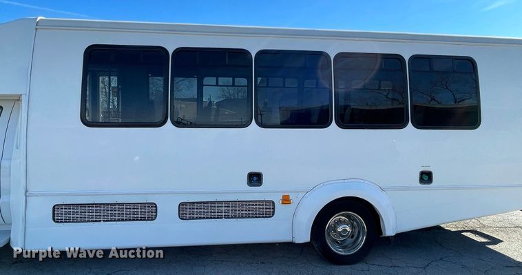 image for item IF9280 2015 Ford F550 Super Duty  shuttle bus