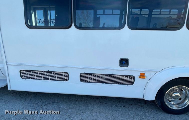 image for item IF9280 2015 Ford F550 Super Duty  shuttle bus