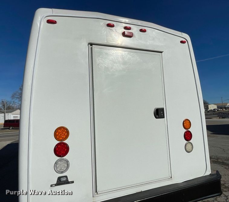 image for item IF9280 2015 Ford F550 Super Duty  shuttle bus