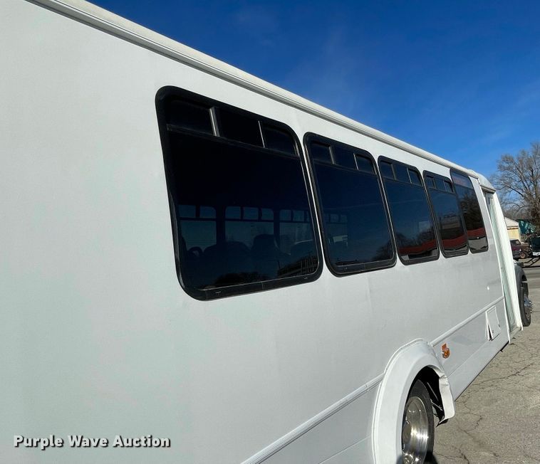 image for item IF9280 2015 Ford F550 Super Duty  shuttle bus