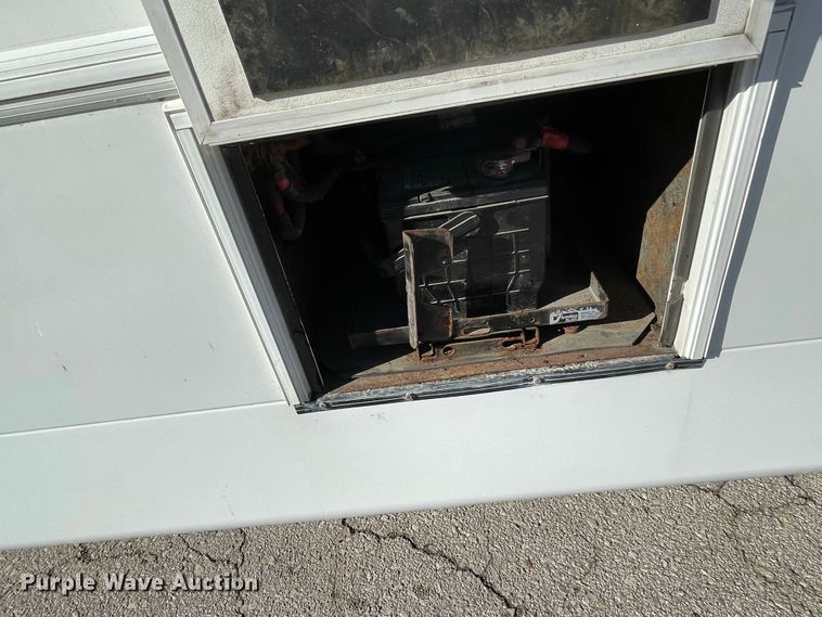 image for item IF9280 2015 Ford F550 Super Duty  shuttle bus