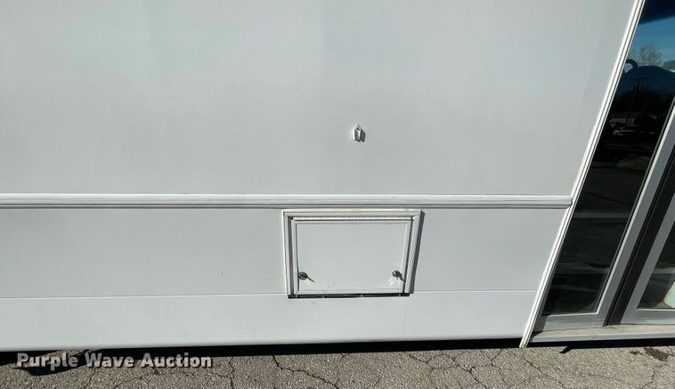 image for item IF9280 2015 Ford F550 Super Duty  shuttle bus