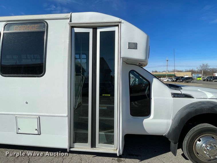 image for item IF9280 2015 Ford F550 Super Duty  shuttle bus