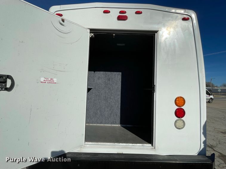 image for item IF9280 2015 Ford F550 Super Duty  shuttle bus