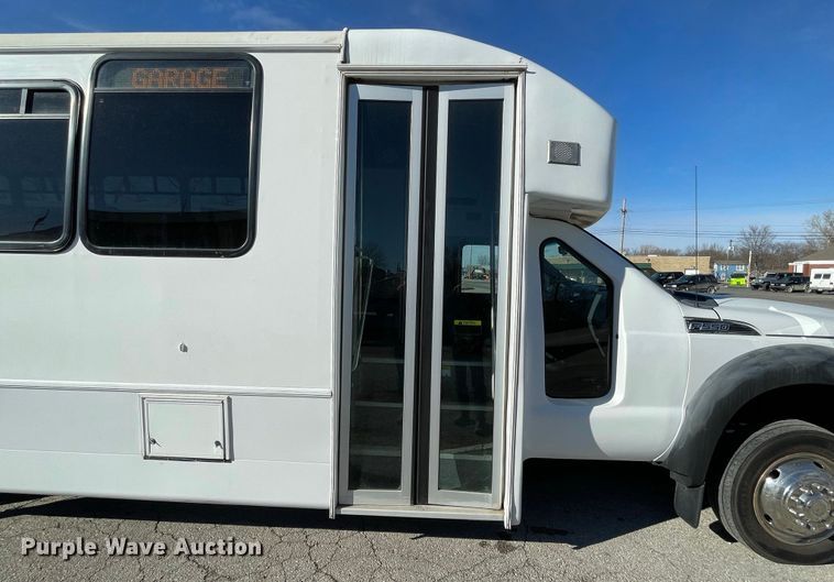 image for item IF9280 2015 Ford F550 Super Duty  shuttle bus