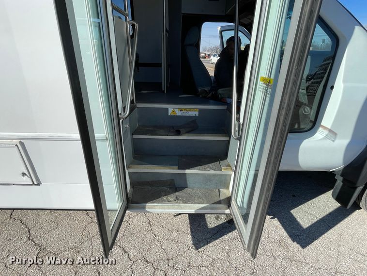 image for item IF9280 2015 Ford F550 Super Duty  shuttle bus