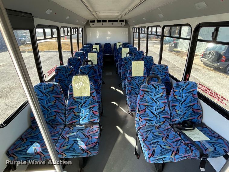 image for item IF9280 2015 Ford F550 Super Duty  shuttle bus