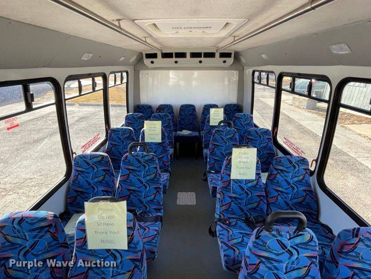 image for item IF9280 2015 Ford F550 Super Duty  shuttle bus