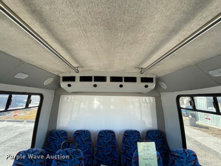 image for item IF9280 2015 Ford F550 Super Duty  shuttle bus