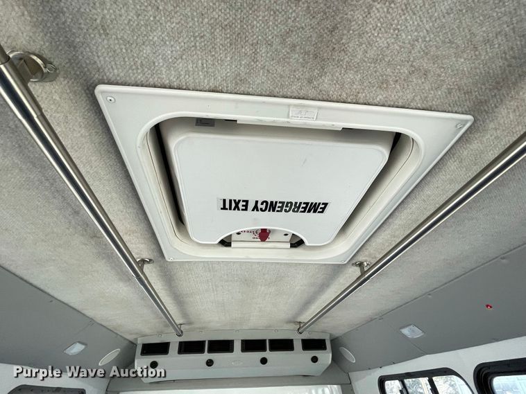 image for item IF9280 2015 Ford F550 Super Duty  shuttle bus