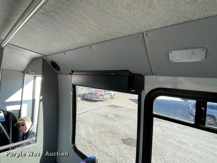 image for item IF9280 2015 Ford F550 Super Duty  shuttle bus