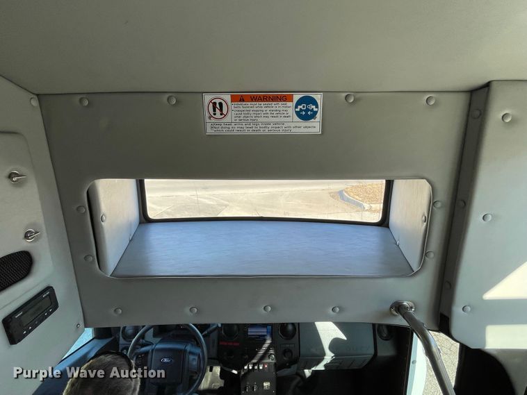 image for item IF9280 2015 Ford F550 Super Duty  shuttle bus