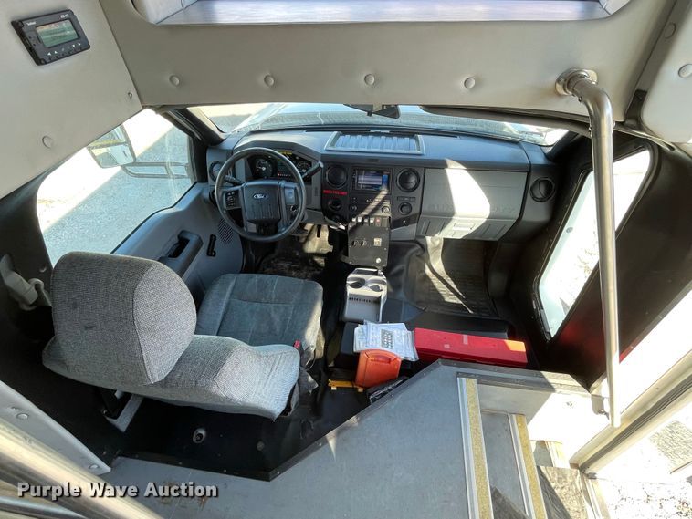 image for item IF9280 2015 Ford F550 Super Duty  shuttle bus