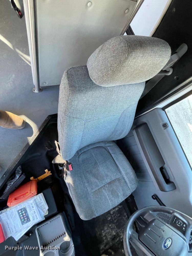 image for item IF9280 2015 Ford F550 Super Duty  shuttle bus