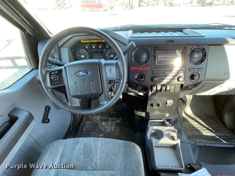 image for item IF9280 2015 Ford F550 Super Duty  shuttle bus