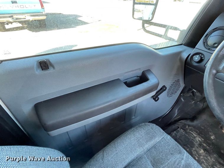 image for item IF9280 2015 Ford F550 Super Duty  shuttle bus