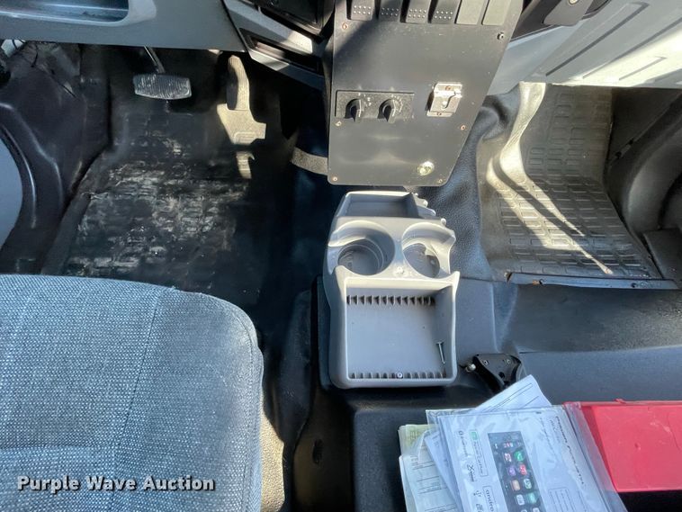 image for item IF9280 2015 Ford F550 Super Duty  shuttle bus