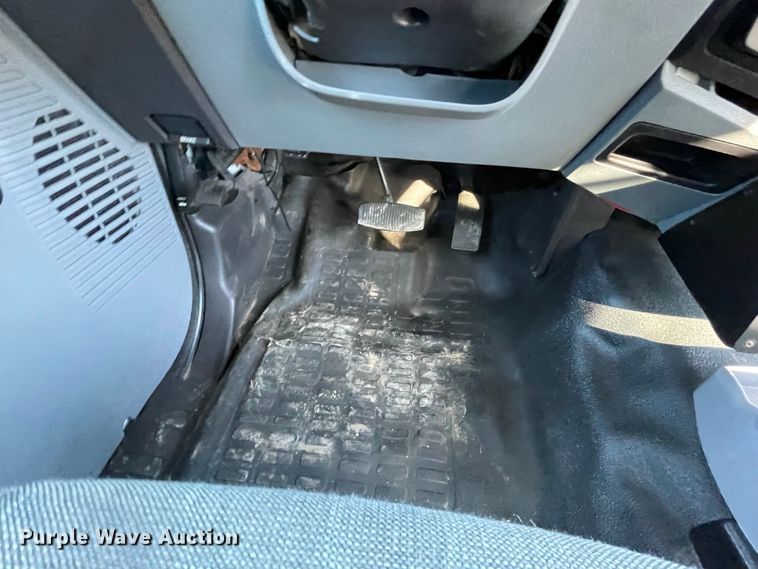 image for item IF9280 2015 Ford F550 Super Duty  shuttle bus